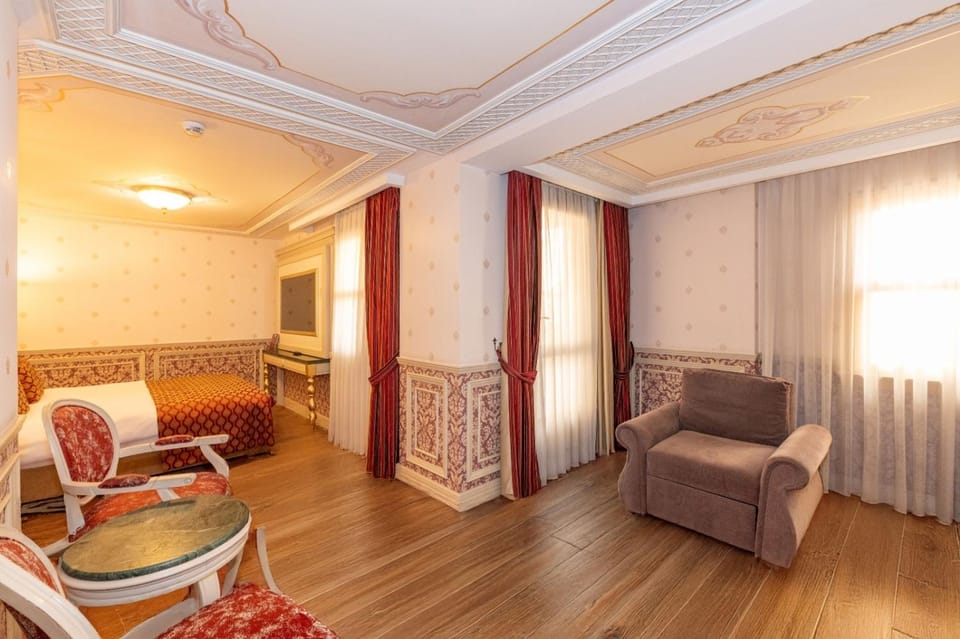 Bed, TV and multimedia, Living room, Photo of the whole room, Seating area, Bedroom