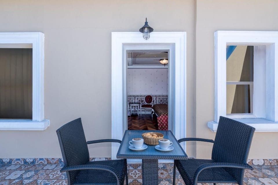 Seating area, Dining area