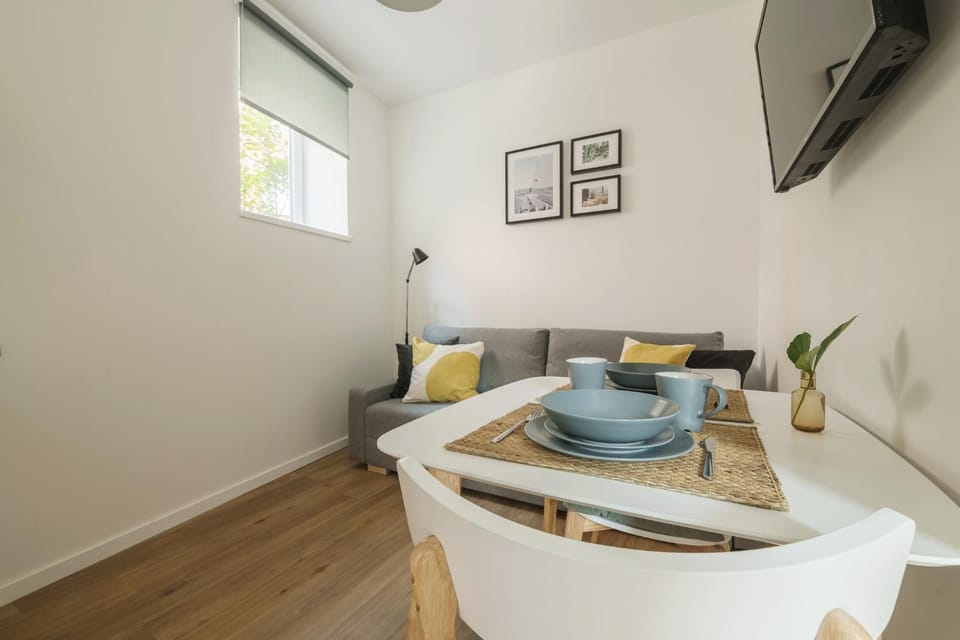 TV and multimedia, Living room, Photo of the whole room, Decorative detail, Dining area