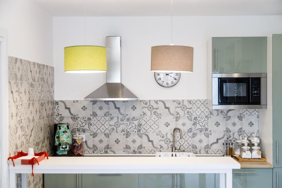 Kitchen or kitchenette, minibar, stove