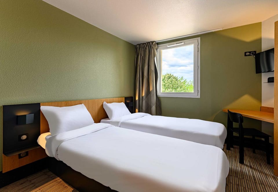 Bed, TV and multimedia, Bedroom