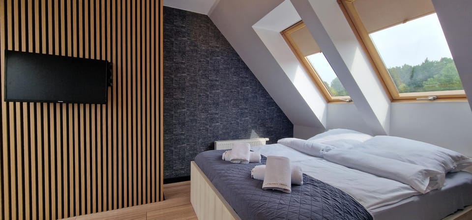 Bed, TV and multimedia, View (from property/room), Photo of the whole room, Bedroom, Garden view, towels