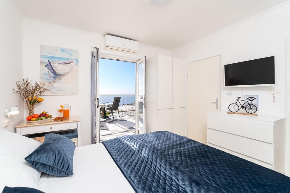 Bed, TV and multimedia, View (from property/room), Bedroom, Sea view