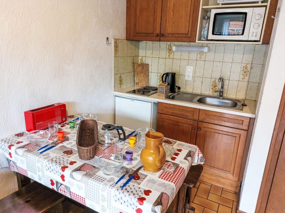 Kitchen or kitchenette
