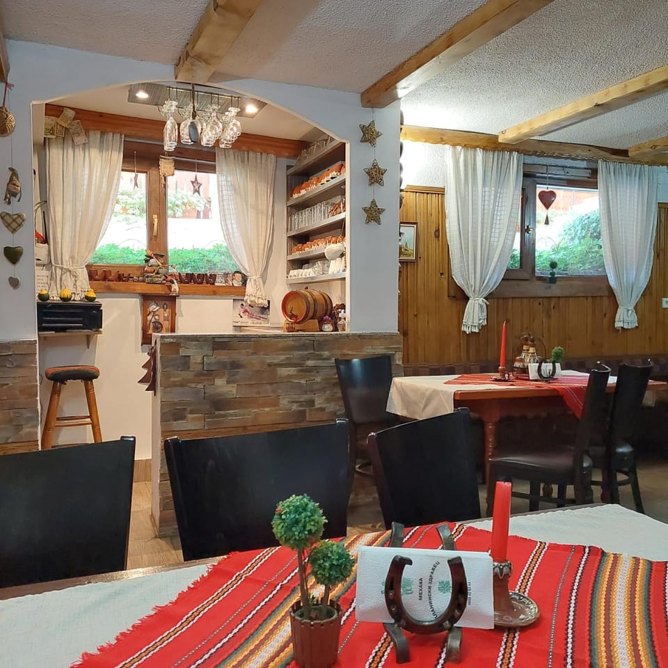 Restaurant/places to eat, Internal: Not applicable to any particular room