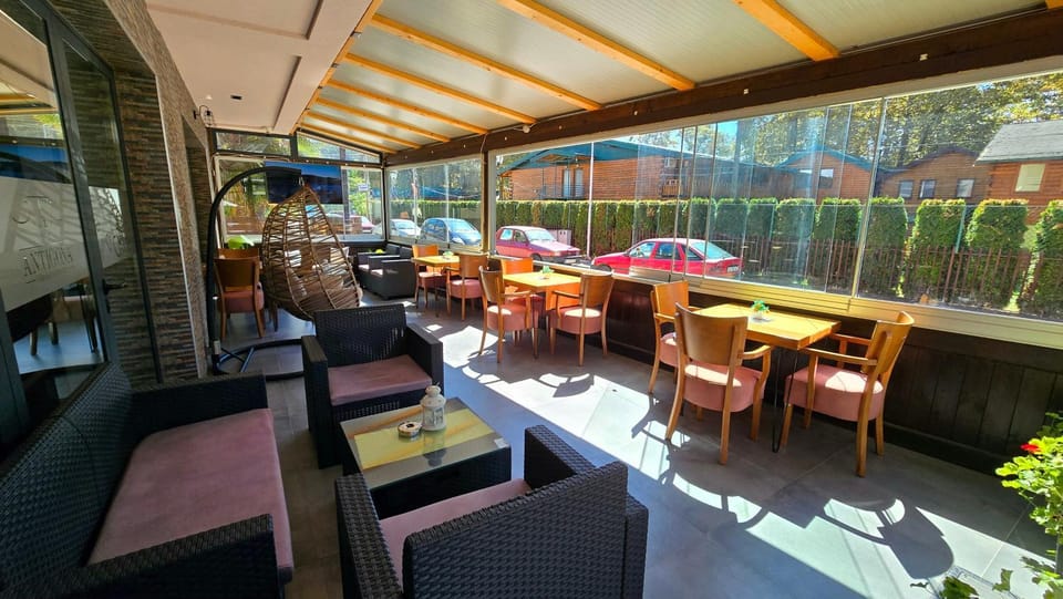 Lounge or bar, Breakfast