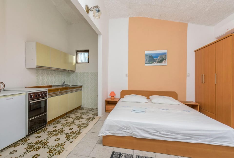 Kitchen or kitchenette, Bedroom