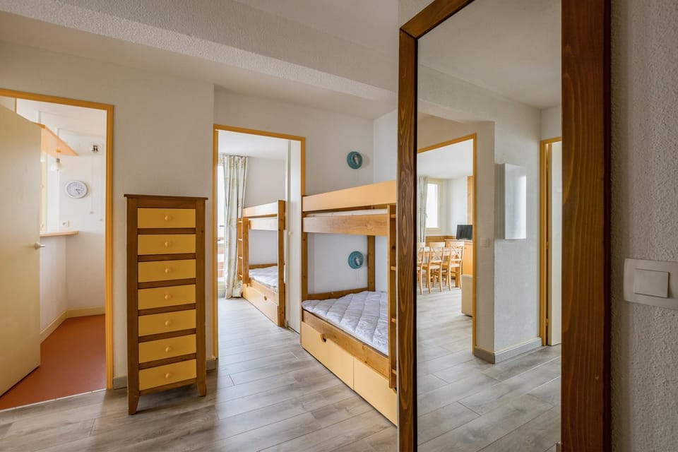 Area and facilities, bunk bed