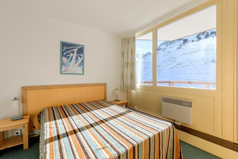 Bed, Bedroom, Mountain view