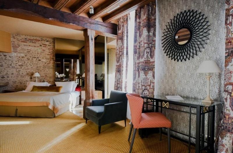 Bed, Photo of the whole room, Seating area, Bedroom