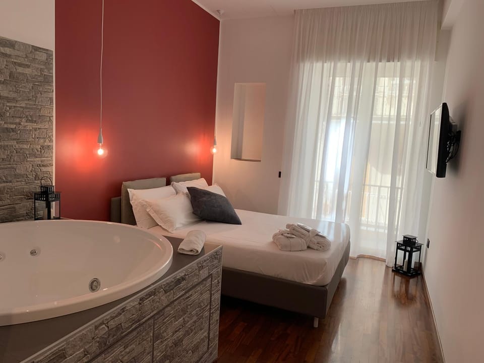 Bed, Hot Tub, Bathroom, TV and multimedia, Photo of the whole room, Bedroom, Bath, towels