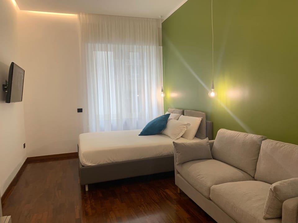 Bed, TV and multimedia, Bedroom