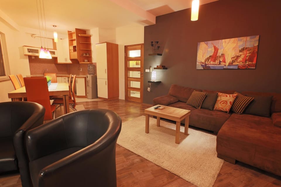 Coffee/tea facilities, Kitchen or kitchenette, Living room, Seating area, Dining area