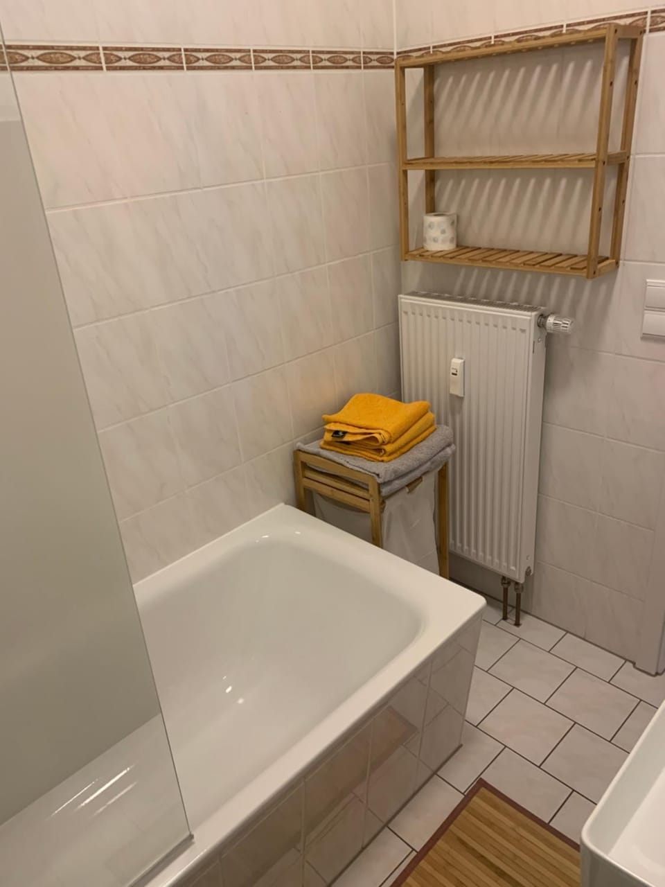 Shower, Toilet, Spring, Day, Bathroom, Decorative detail, On site, Bath