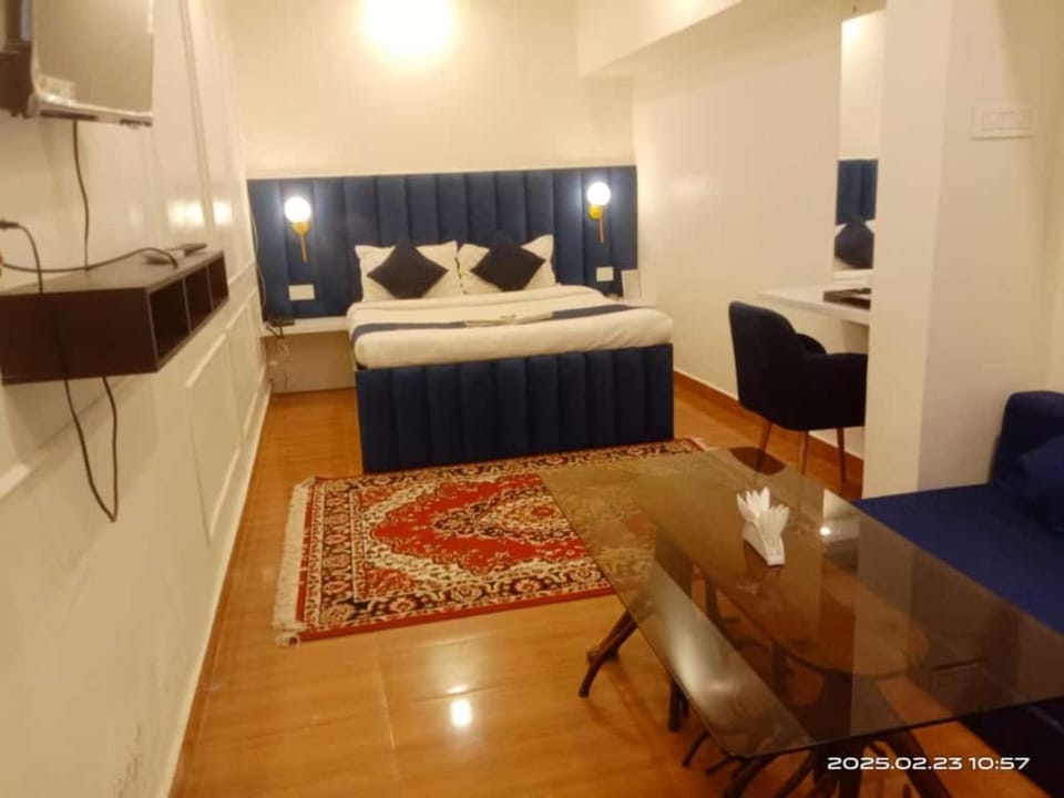 TV and multimedia, Living room, Photo of the whole room, Seating area, Bedroom