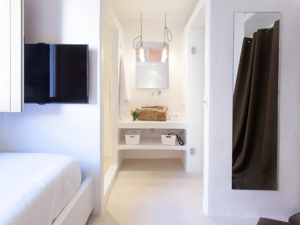 Bed, Bathroom