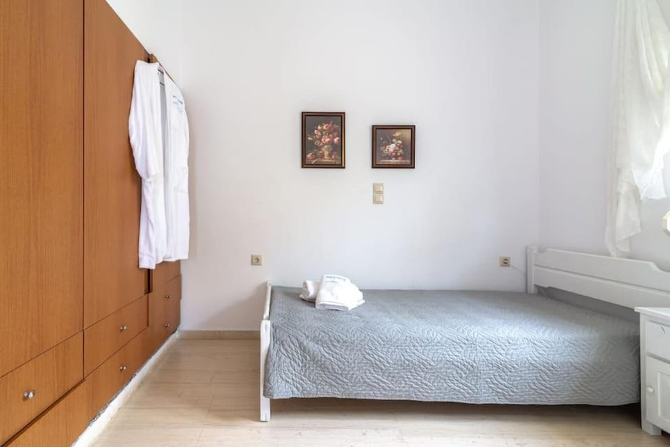 white house by the sea Apartment in Crete