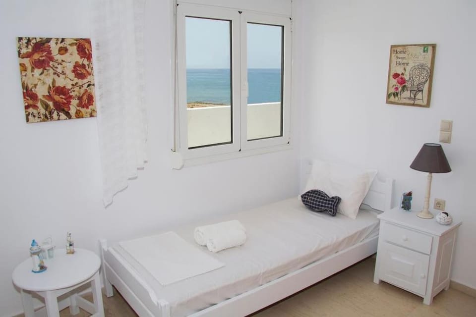 white house by the sea Apartment in Crete