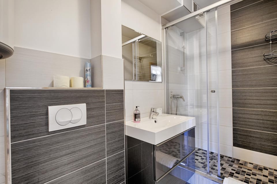 Shower, Toilet, Spring, Day, Bathroom, On site