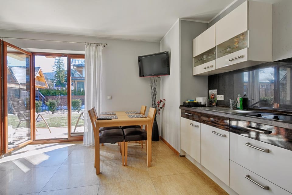 Day, Neighbourhood, Natural landscape, Summer, Garden, TV and multimedia, Balcony/Terrace, Kitchen or kitchenette, Living room, Photo of the whole room, Seating area, Dining area, On site, Garden view