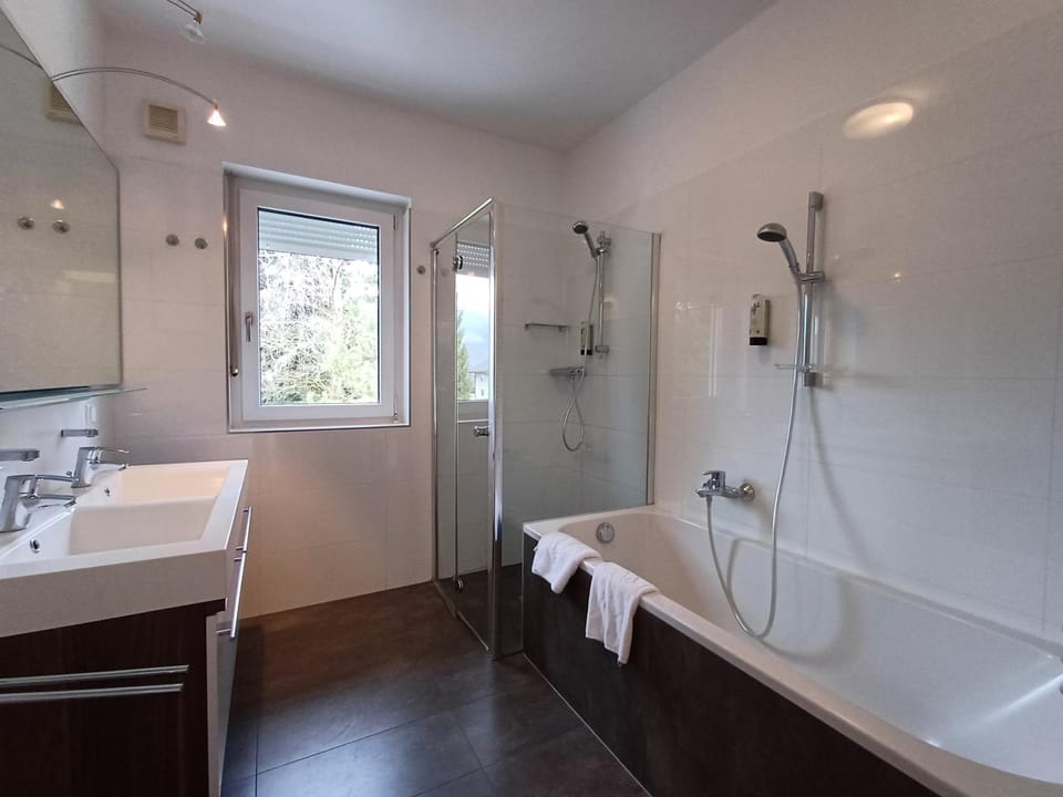 Shower, Toilet, Bathroom, Bath, towels