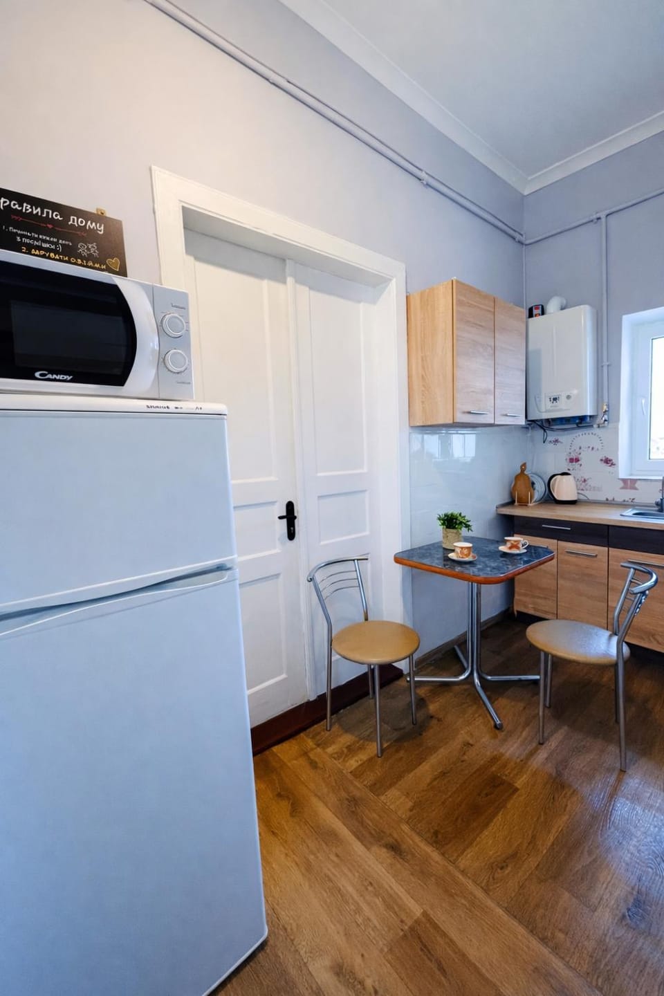Kitchen or kitchenette, Dining area, stove