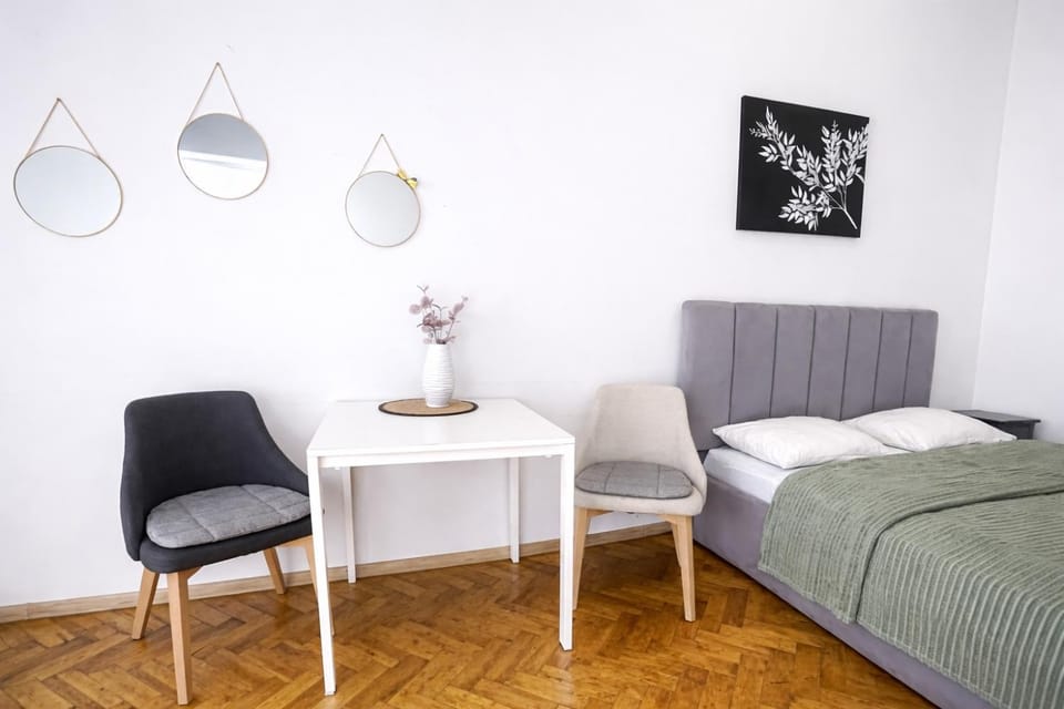 Bed, Photo of the whole room, Seating area, Bedroom