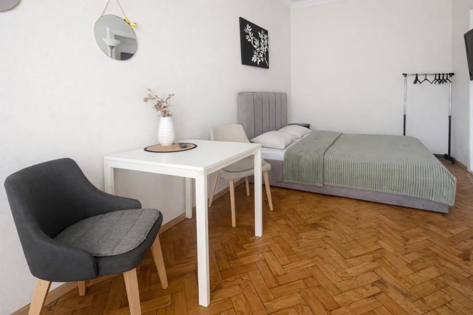 Bed, Photo of the whole room, Seating area, Bedroom