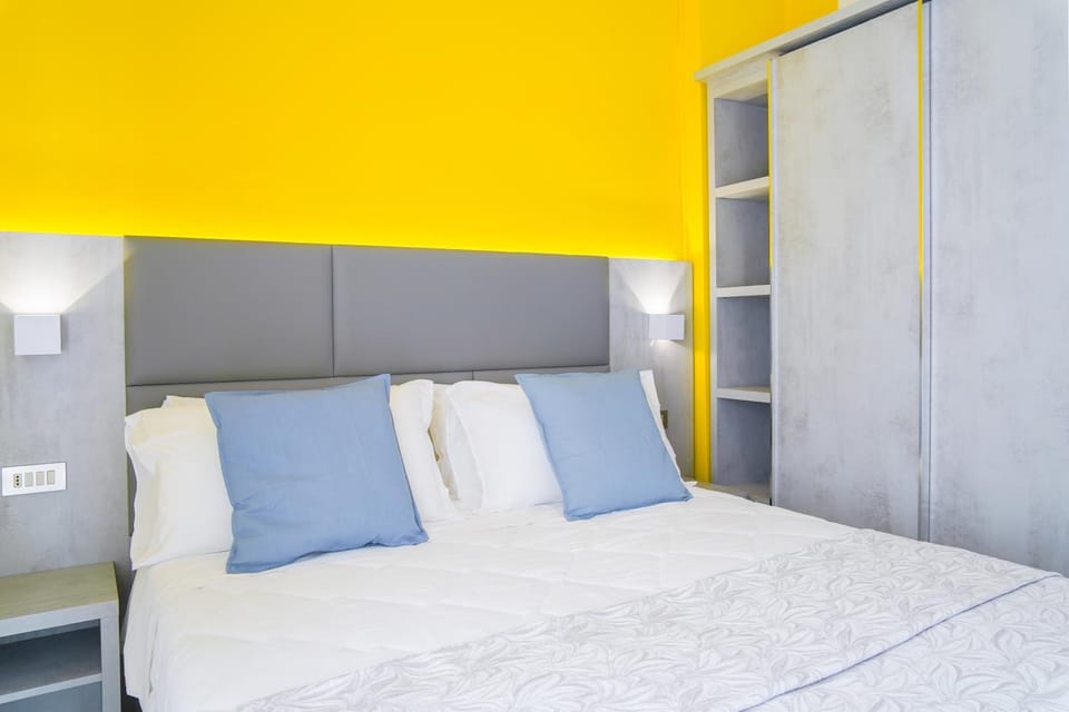 Photo of the whole room, Bedroom, wardrobe