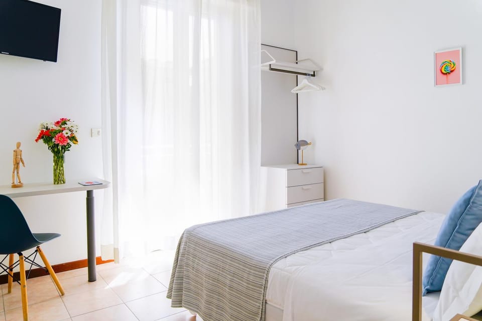 Bed, TV and multimedia, Bedroom, hair dresser