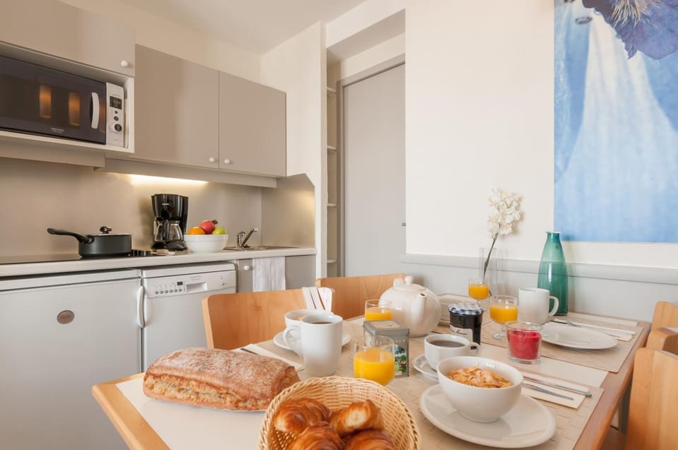 Food and drinks, Dining area, dishwasher, minibar, stove, toaster, kitchen
