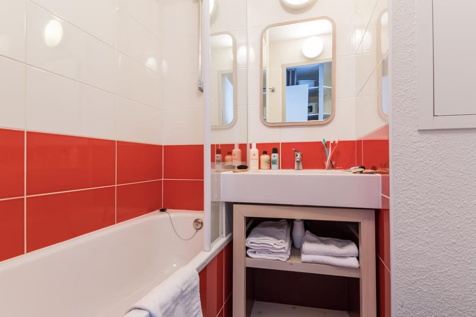 Bed, Bathroom, Photo of the whole room, Bedroom, Bath, towels