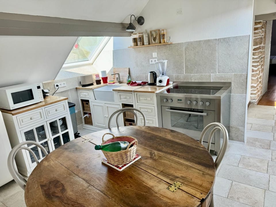 Coffee/tea facilities, Dining area, microwave, stove, kitchen