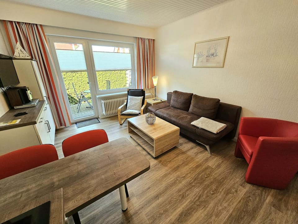 "Wohnung 1 - G Pape" mit 2 Terrassen, kostenloses WLAN, Longstay Rabatt, Nähe Dünenpark Apartment in Grömitz