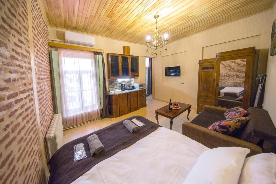 Bed, TV and multimedia, Photo of the whole room, Bedroom, towels, wardrobe, air conditioner