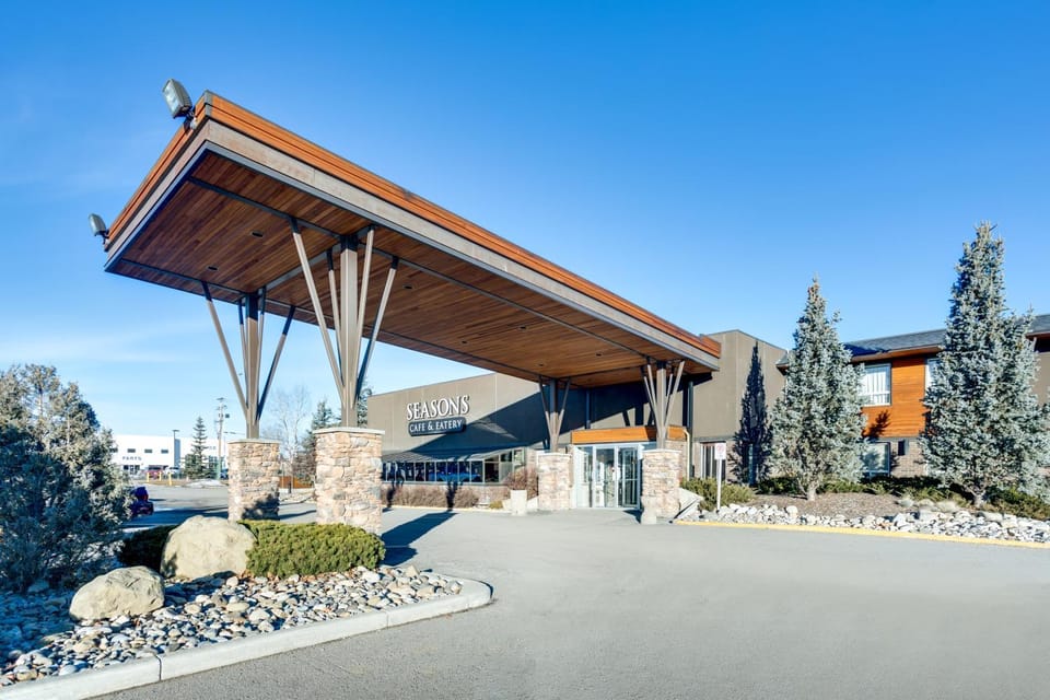 Patio, Restaurant/places to eat, Facade/entrance, Hot Tub, Lobby or reception, Lounge or bar, Banquet/Function facilities, Meeting/conference room, Pets, Swimming pool, American breakfast, Lunch, Dinner, Alcoholic drinks, Non alcoholic drinks