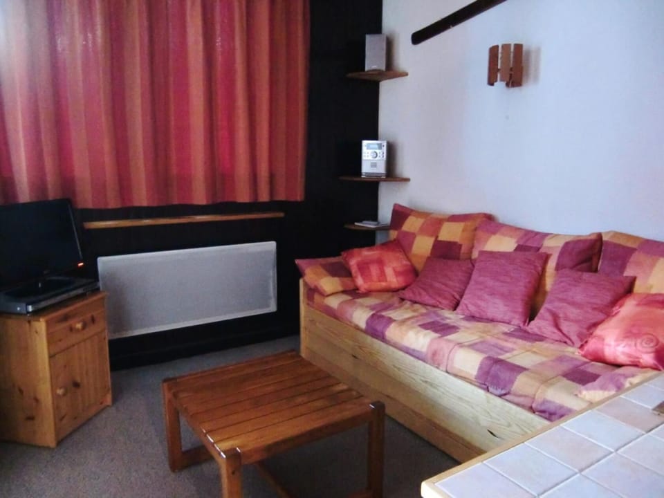 Bed, Living room