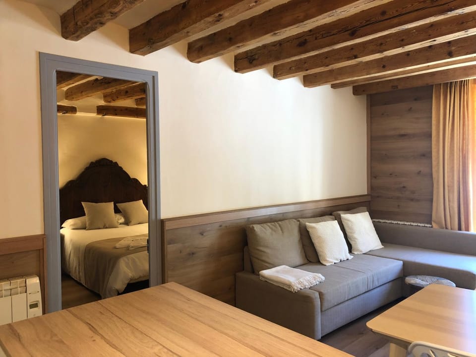 Bed, Living room, Photo of the whole room, Bedroom