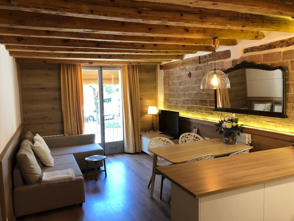 TV and multimedia, Living room, Seating area, Dining area