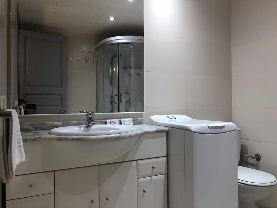 Bathroom, towels, washing machine
