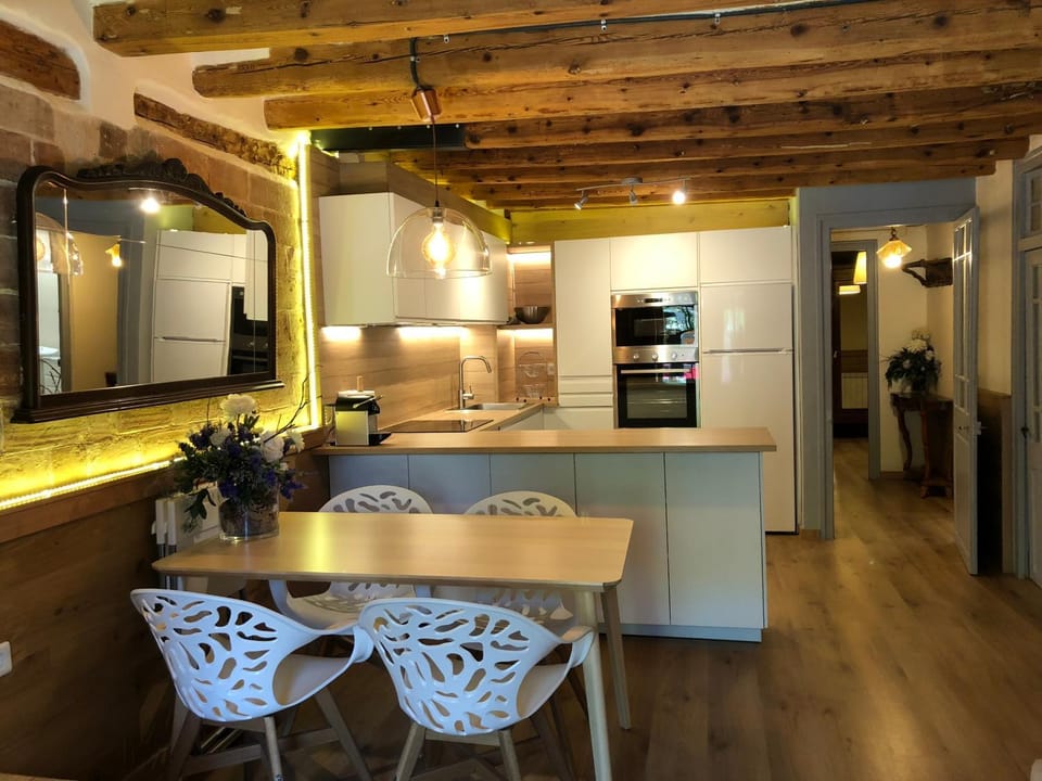 Coffee/tea facilities, Kitchen or kitchenette, Living room, Dining area, dishwasher, oven, stove