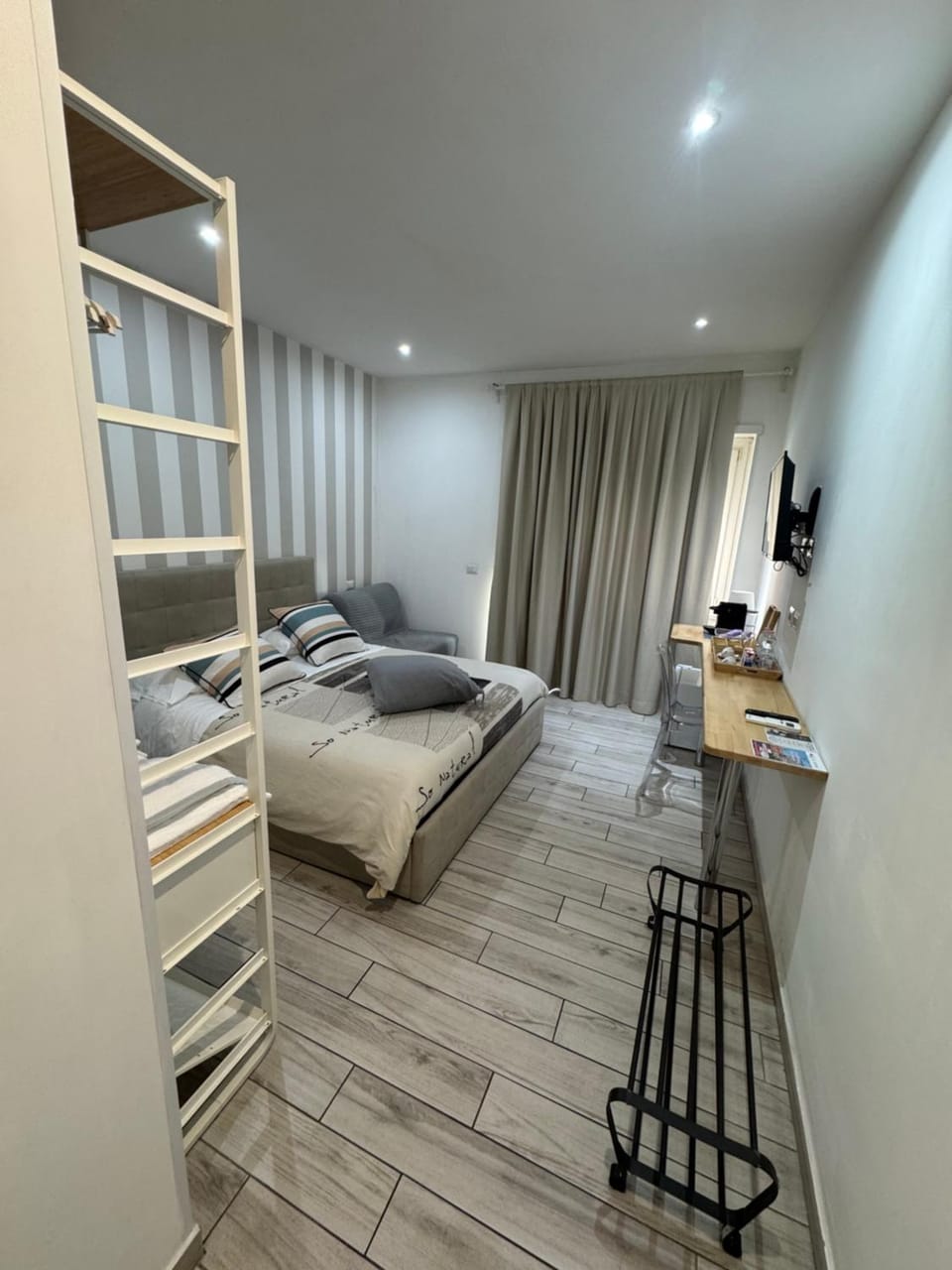 Bed, TV and multimedia, Photo of the whole room, Bedroom