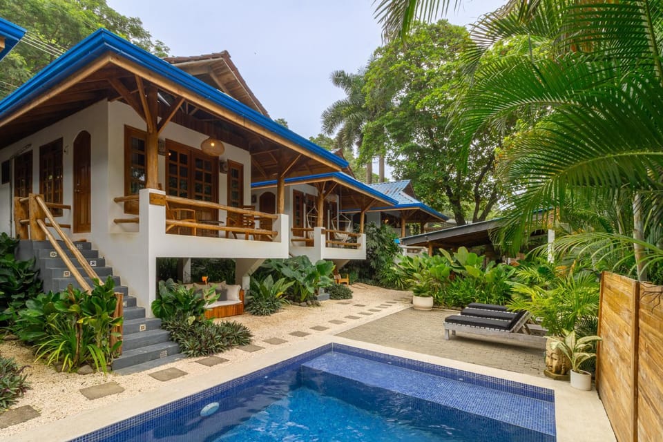 Property building, Garden, Garden view, Garden view, Swimming pool, sunbed
