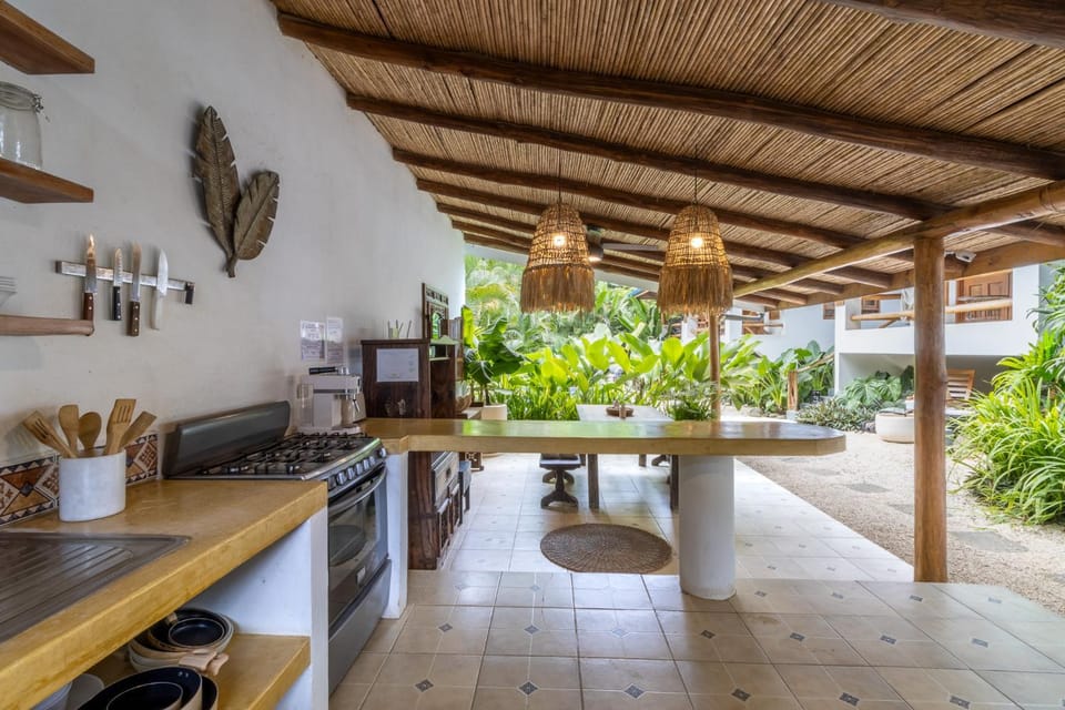 Garden, Kitchen or kitchenette, Seating area, Dining area, Communal kitchen, kitchen