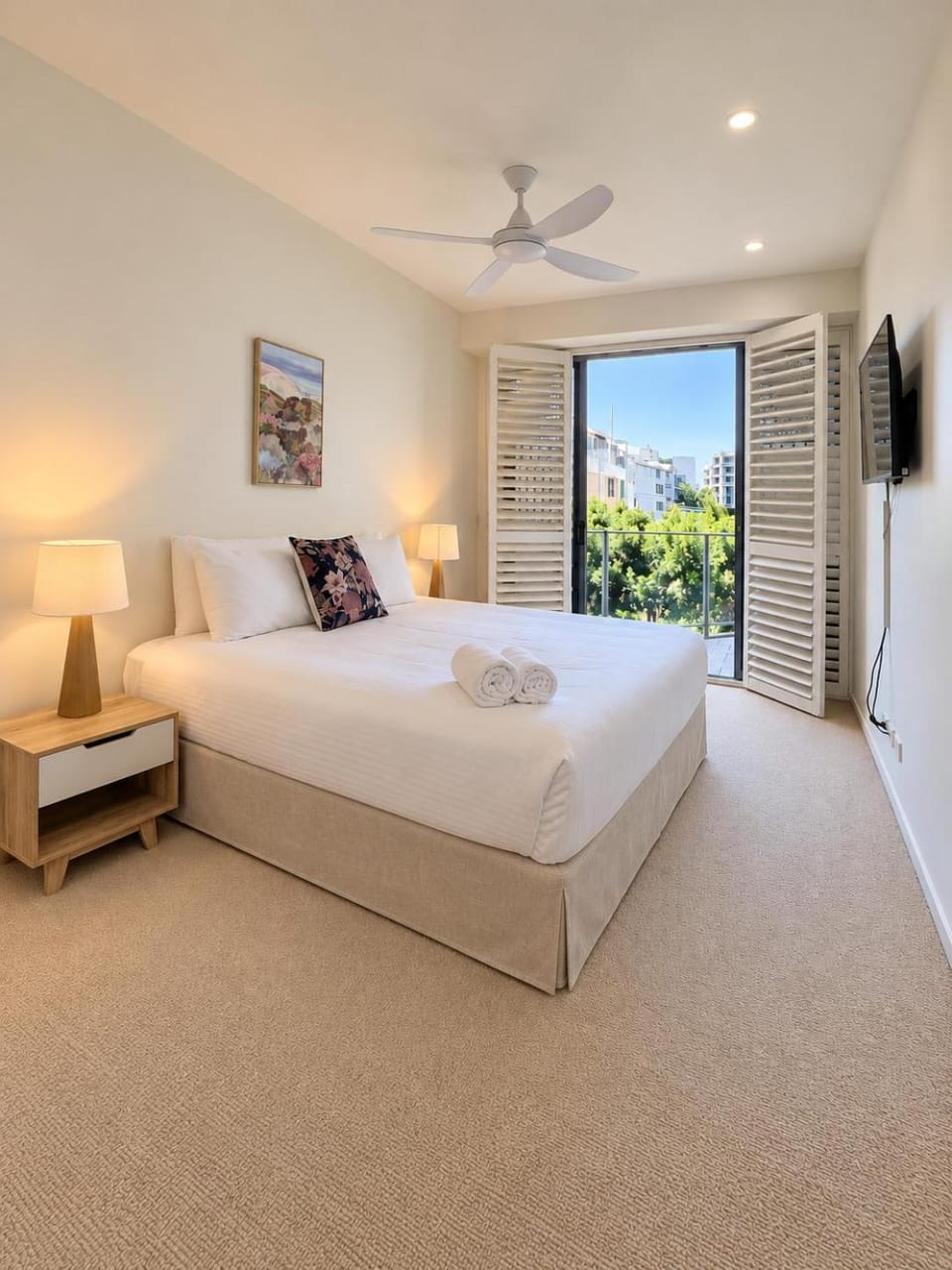 Bed, TV and multimedia, Bedroom