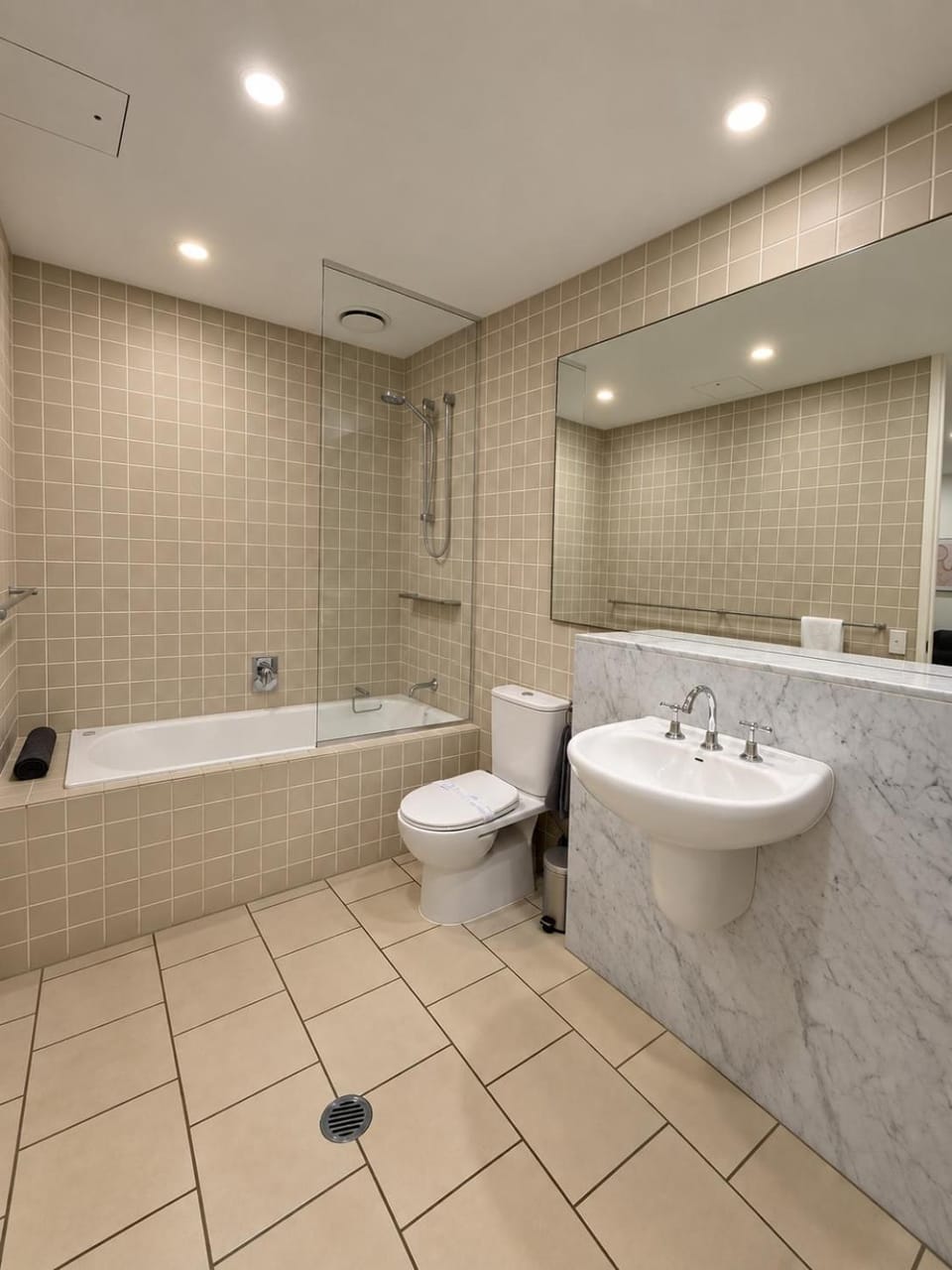 Shower, Toilet, Bathroom, Bath, towels