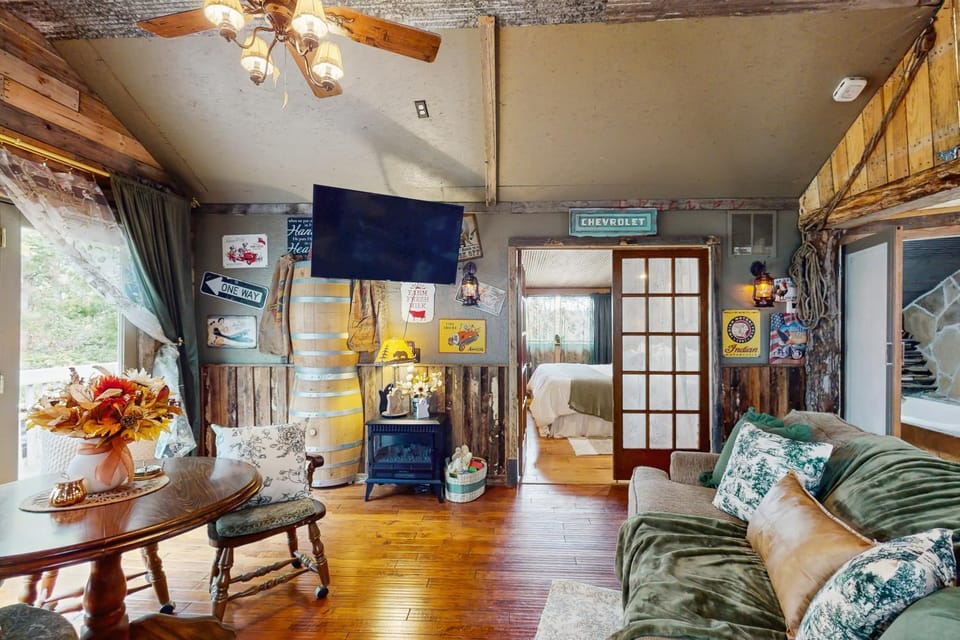 Walk to Trails and Fishing Spots! Lake Ozark Escape Apartment in Village Four Seasons