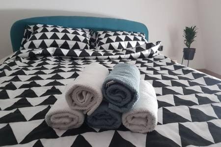 Bed, Bedroom, towels