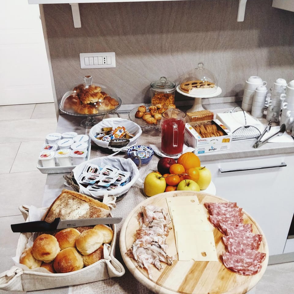 Food and drinks, Food, Breakfast, Continental breakfast, Buffet breakfast