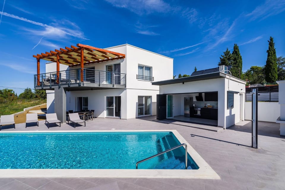 Property building, Patio, Day, Pool view, Swimming pool, sunbed